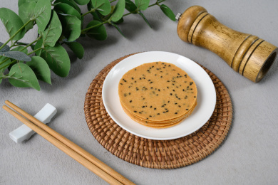 桌面上的盘子里的美味可口的山药芝麻脆饼