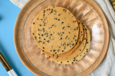 桌面上的盘子里的美味可口的山药芝麻脆饼