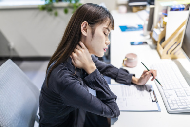 办公室工作疲劳的商务女性