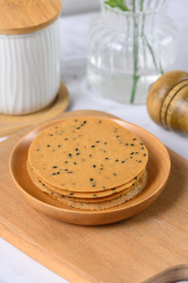 桌面上的盘子里的美味可口的山药芝麻脆饼