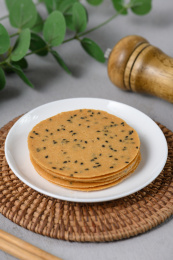 桌面上的盘子里的美味可口的山药芝麻脆饼