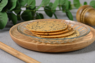 桌面上的盘子里的美味可口的山药芝麻脆饼