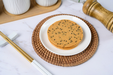 桌面上的盘子里的美味可口的山药芝麻脆饼