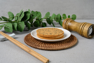 桌面上的盘子里的美味可口的山药芝麻脆饼