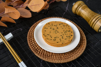 桌面上的盘子里的美味可口的山药芝麻脆饼