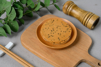 桌面上的盘子里的美味可口的山药芝麻脆饼