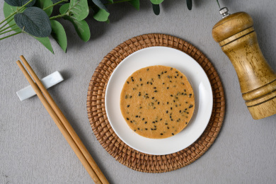 桌面上的盘子里的美味可口的山药芝麻脆饼