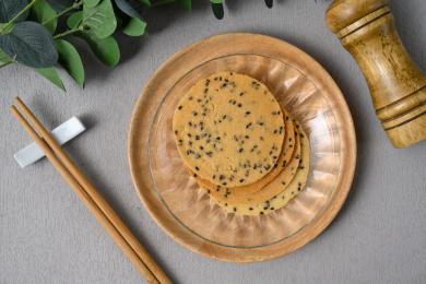 桌面上的盘子里的美味可口的山药芝麻脆饼