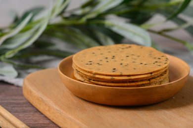 桌面上的盘子里的美味可口的山药芝麻脆饼