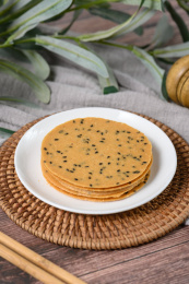 桌面上的盘子里的美味可口的山药芝麻脆饼