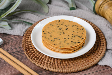 桌面上的盘子里的美味可口的山药芝麻脆饼