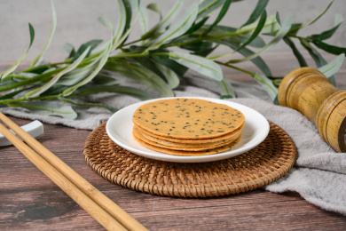 桌面上的盘子里的美味可口的山药芝麻脆饼