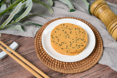 桌面上的盘子里的美味可口的山药芝麻脆饼