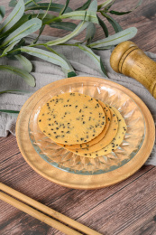 桌面上的盘子里的美味可口的山药芝麻脆饼