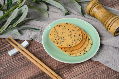 桌面上的盘子里的美味可口的山药芝麻脆饼