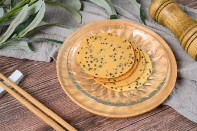 桌面上的盘子里的美味可口的山药芝麻脆饼