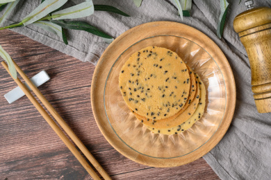 桌面上的盘子里的美味可口的山药芝麻脆饼