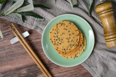 桌面上的盘子里的美味可口的山药芝麻脆饼