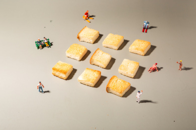 桌上码放着几排烤馍块