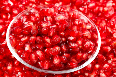 盘子里装着的突尼斯石榴