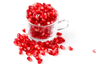 白底上放着一杯突尼斯石榴