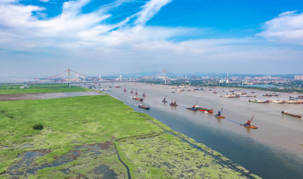 航拍中国湖南岳阳洞庭湖大桥与船队