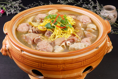 传统美食丸子炖猪蹄