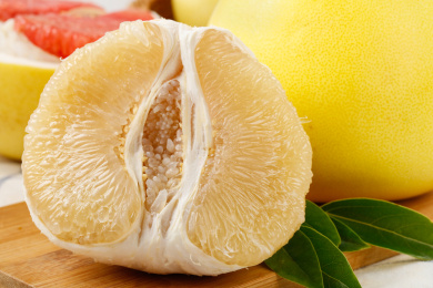 木底上放着蜜柚果肉