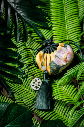 放在绿色植物里的中国特色传统香囊