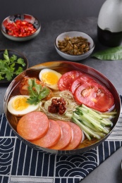 一碗凉爽的冷面