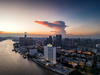 广州白天鹅宾馆晚霞夜景积雨云