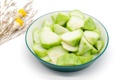 白背景一盘切好的备菜丝瓜