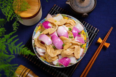 特色农家菜小炒洋葱面筋