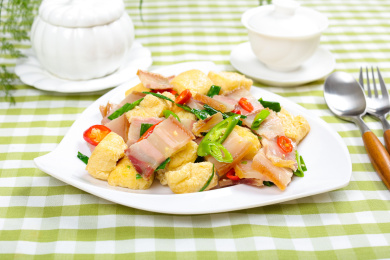 特色农家菜豆腐泡炒咸肉