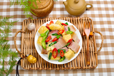 特色农家菜豆腐泡炒咸肉