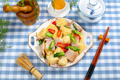 特色农家菜豆腐泡炒咸肉