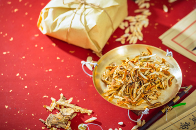 放在金色秤盘子里的中药陈皮