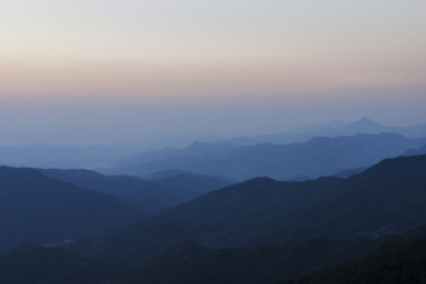 暮色中的湖北大别山薄刀峰自然风景