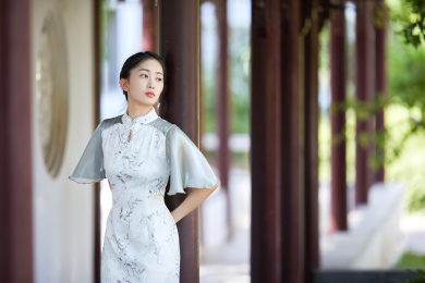 身穿旗袍在游廊乘凉的年轻女孩