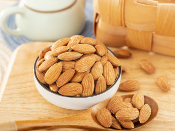 桌面上碟子里堆放的一些巴旦木