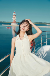 夏日在游艇观光平台上的亚洲少女