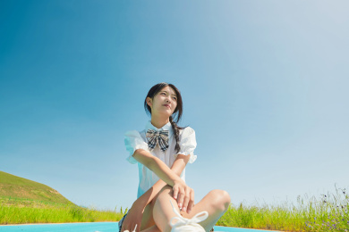 夏日户外湖边彩色公路上玩耍吃西瓜的少女