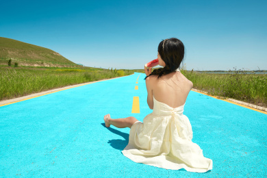 夏日户外湖边彩色公路上玩耍吃西瓜的少女