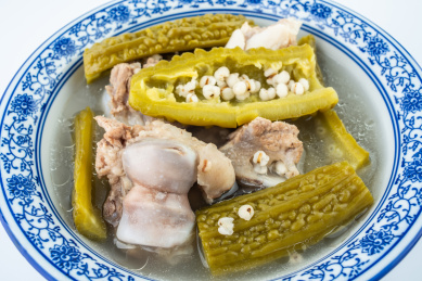 夏季去湿汤薏米苦瓜猪骨汤