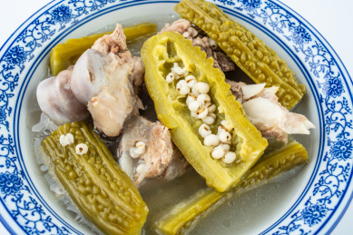 广东老火靓汤薏米苦瓜猪骨汤 