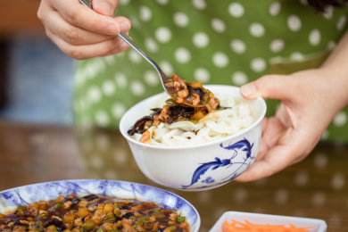 双手挑起面条搅拌打卤面