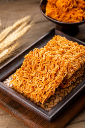 餐盘里的干脆面