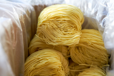 一堆细长的广式竹升面团