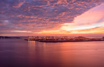中国广东深圳前海大铲湾码头晚霞