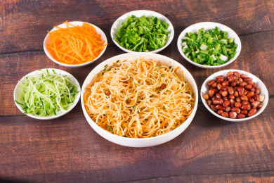 拌好的凉面和各种食材调味料